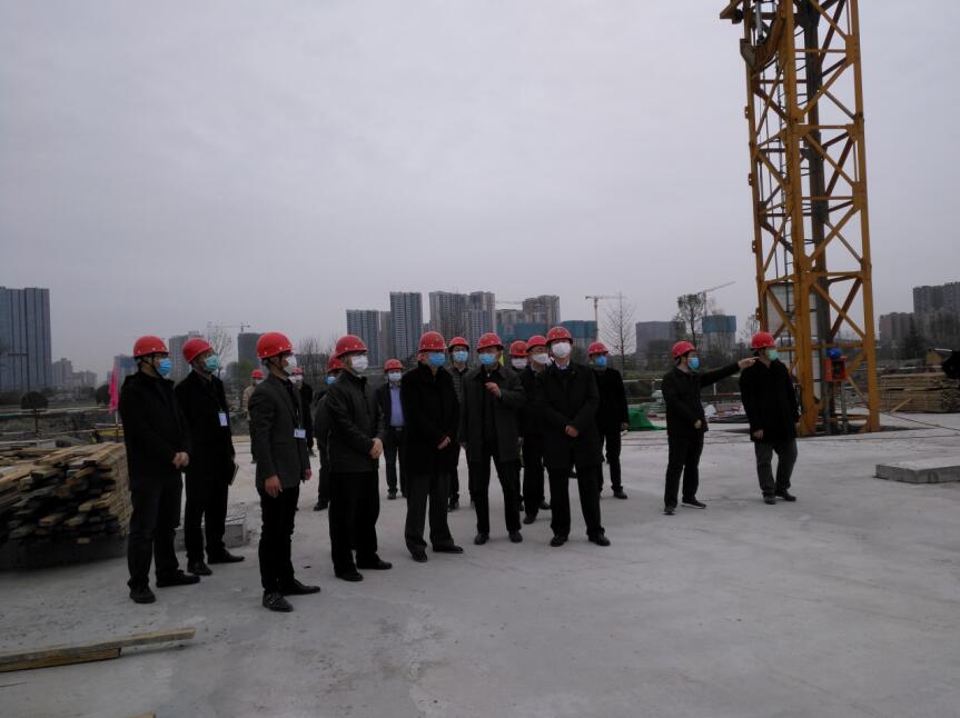 尊龙凯时集团党委书记、董事长任丁率队 赴金牛宾馆检查工程复工工作