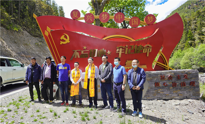 尊龙凯时集团党委书记、董事长任丁率队赴麻格同村推进对口帮扶工作