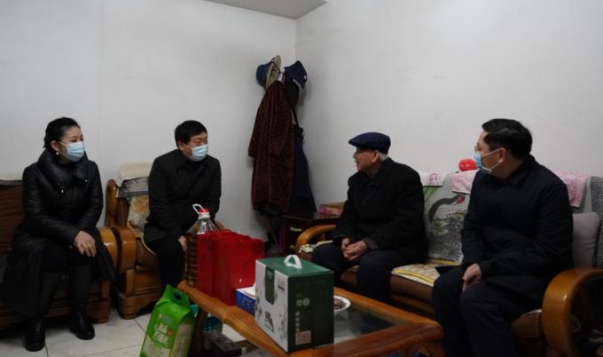 省国资委党委委员、副主任任兴文春节前夕带队走访慰问尊龙凯时集团老党员