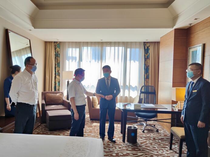 集团党委委员、董事郑贵林检查指导酒店疫情防控和防汛工作